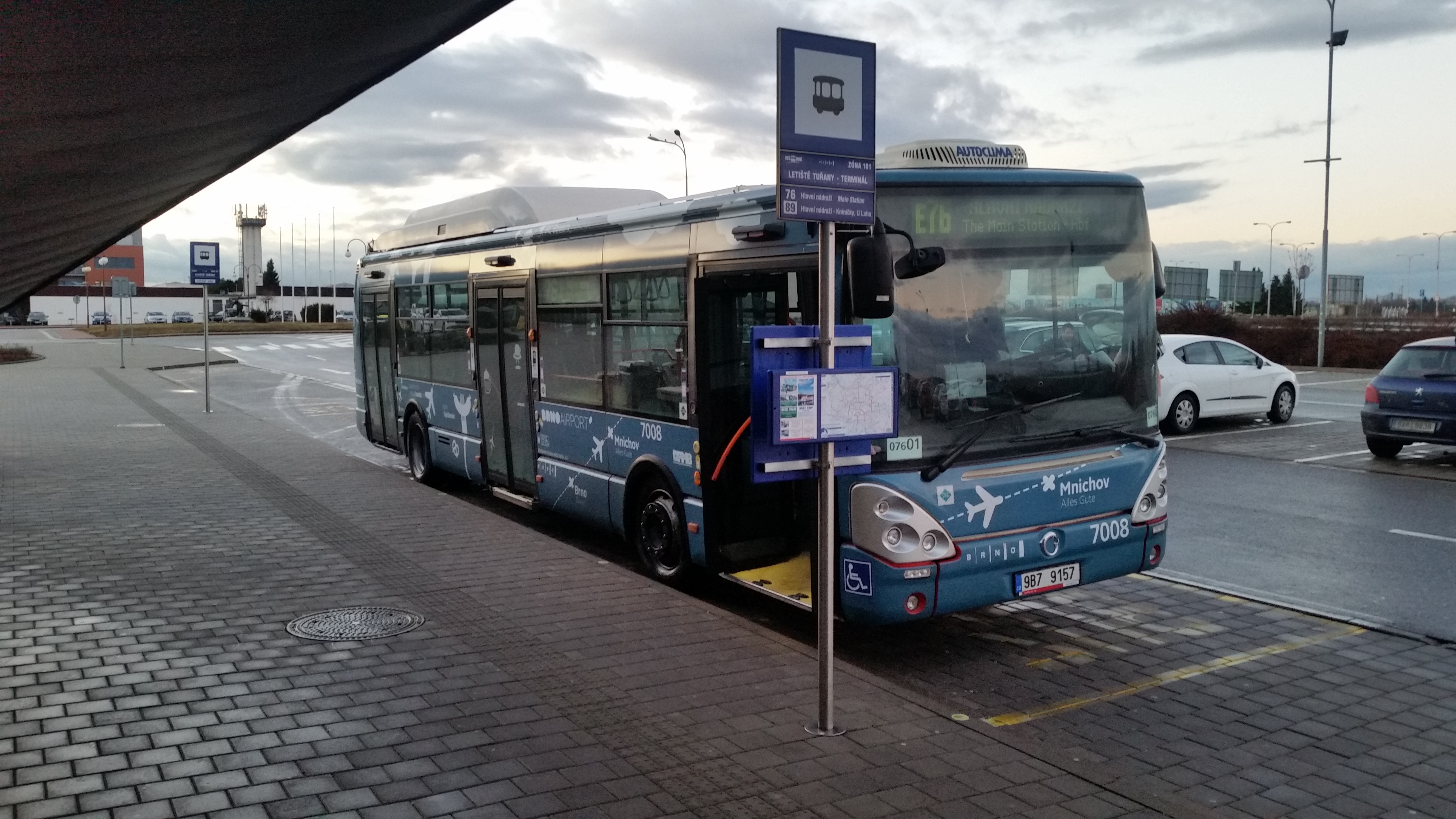 Autobus DPMB na letišti v Brně