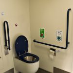 Bezbariérová toaleta v dálkových vozech ČD (typ Bhmpz)